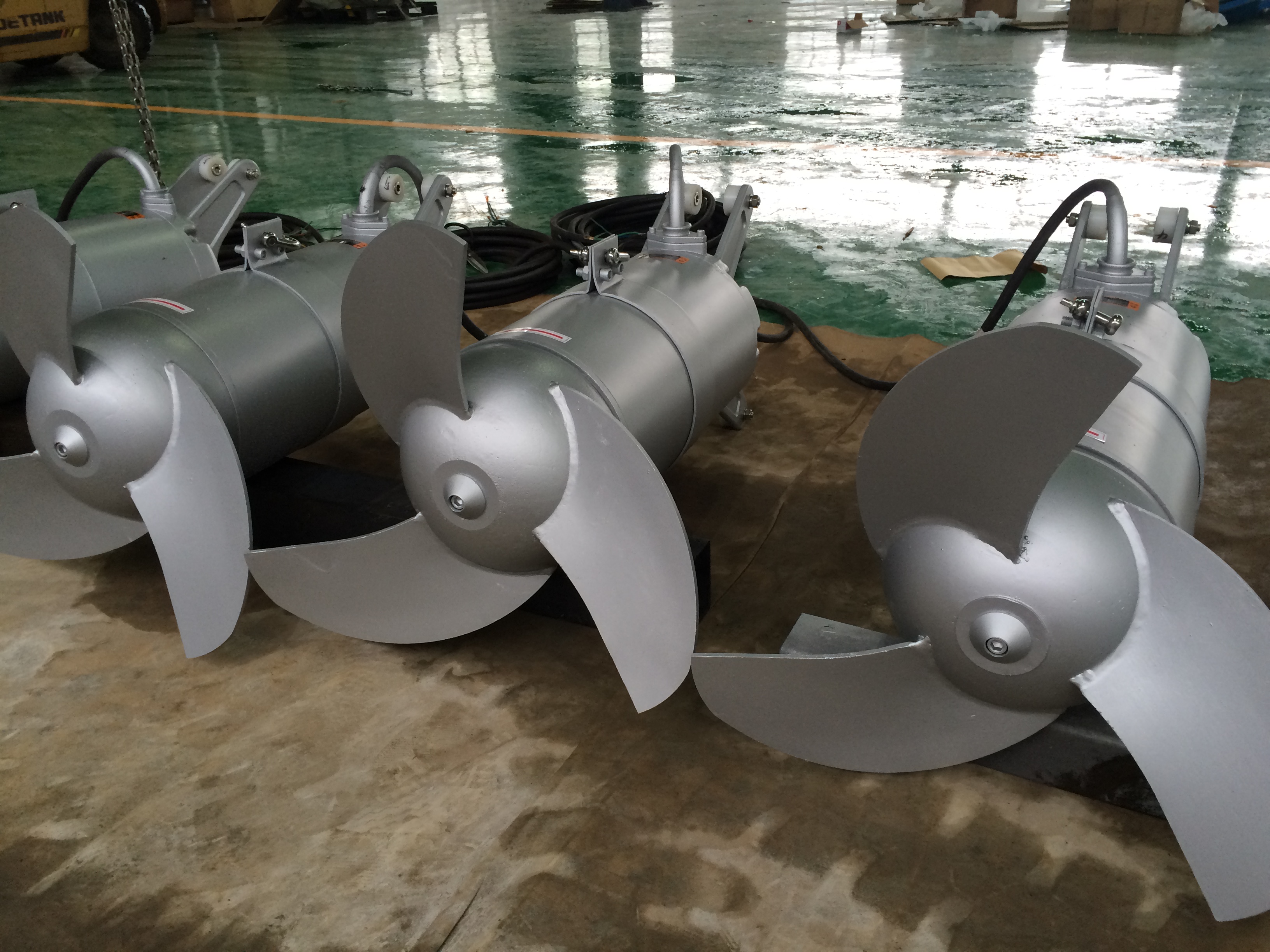 潛水攪拌機的選型是一項復雜的工作，選型正確與否直接影響設(shè)備的正常使用。作為選型原則，攪拌機應在適當?shù)娜莘e內(nèi)充分發(fā)揮攪拌功能，一般可由流量決定。